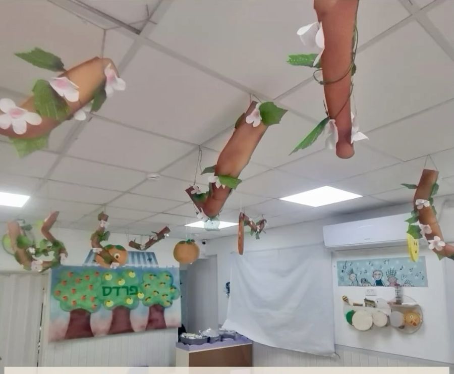 תקרת כיתה מקושטת בענפים ובפרחי נייר