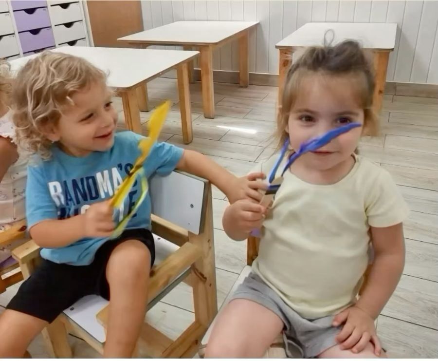 שני ילדים אוחזים כלי נגינה