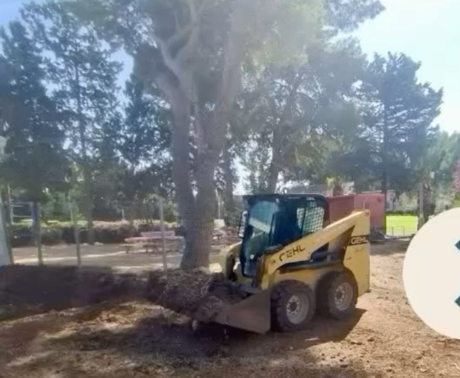 עבודות עפר בחצר הגן, בתחילת בניית המרחב המוגן