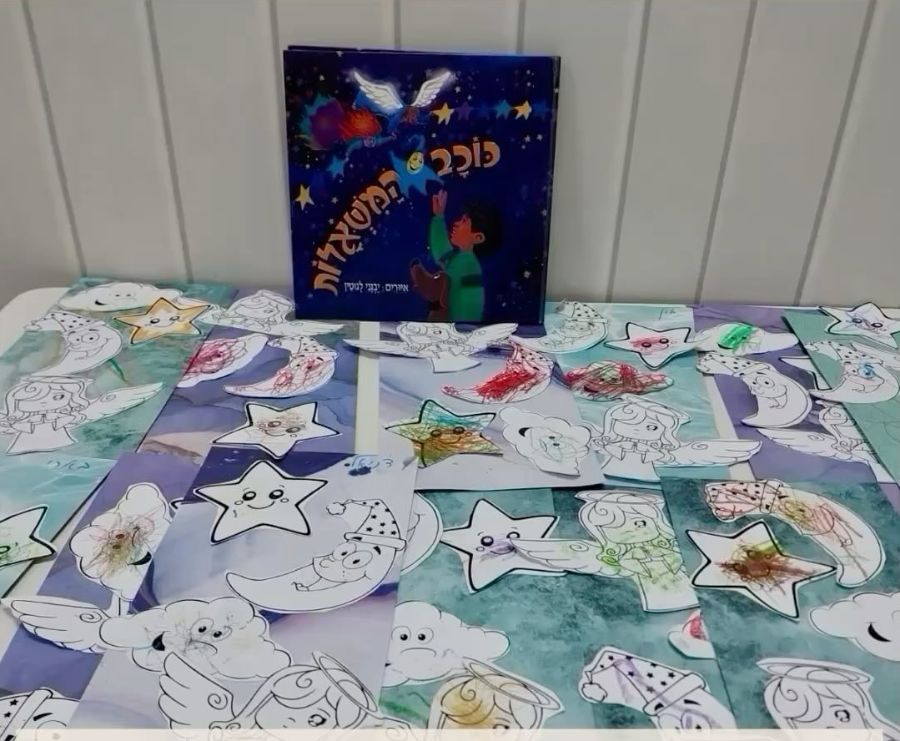 שולחן ערוך מראש בגזירי נייר לקראת פעילות