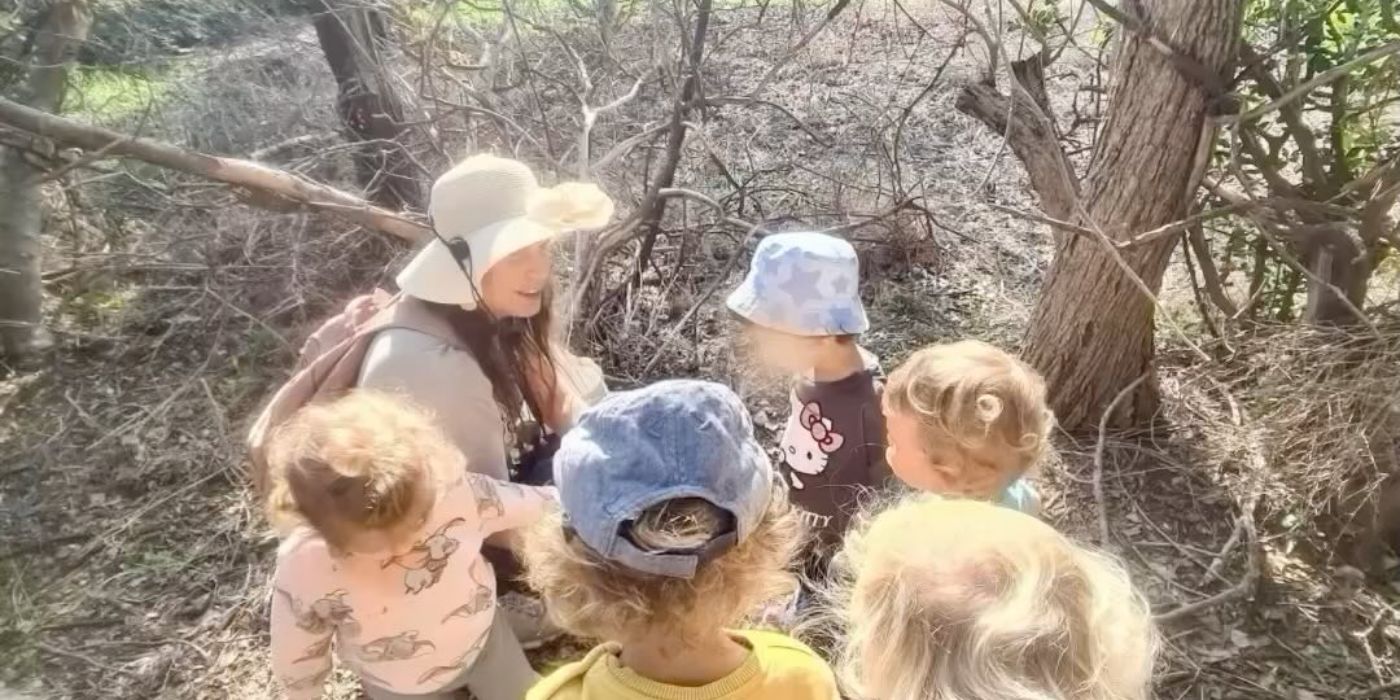 קבוצת ילדים ואשת צוות בטיול בטבע